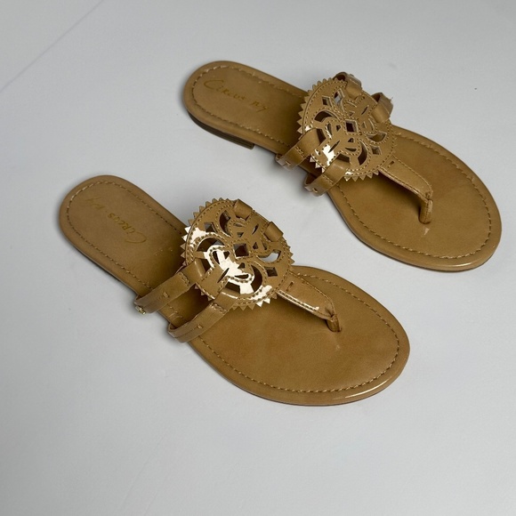 Sam Edelman Circus Women's Carney Medallion Almond Patent Thong Sandal 8.5 US - Picture 2 of 8
